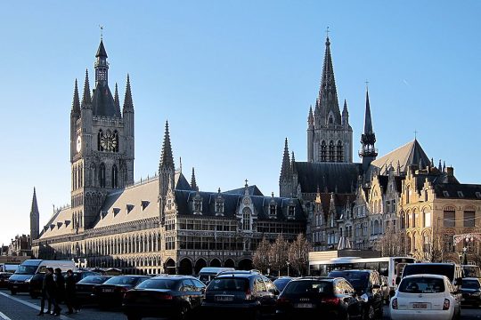 1024px-Ypres_grand_place.JPG